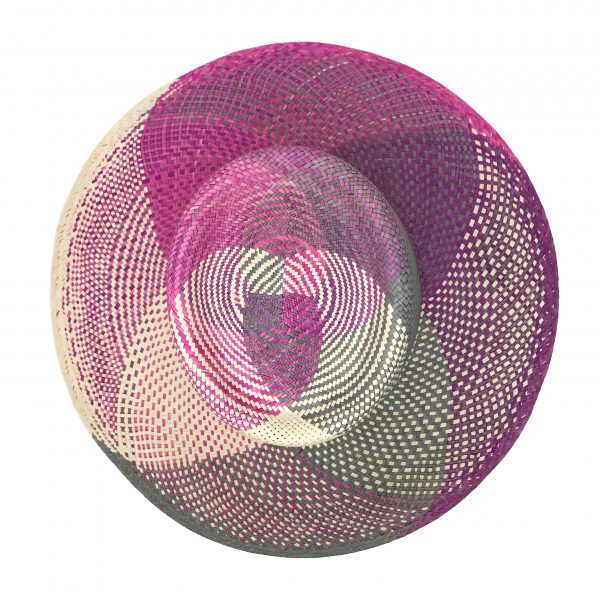 Sombrero de color lila tejido